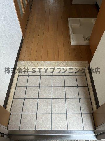 仲介手数料０円！アールズコート本郷の玄関