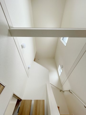 新築戸建・新築建売　郡山市東原一丁目　富田東中・富田小の設備|玄関吹抜けで開放感たっぷり！上部の窓からたっぷり採光が採れますので明るい空間演出にも♪