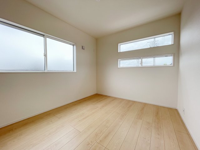 新築戸建・新築建売　郡山市東原一丁目　富田東中・富田小の洋室|おしゃれなフィックス窓からもたっぷり陽の光が射し込みます！