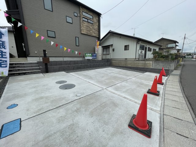 新築戸建・新築建売　郡山市東原一丁目　富田東中・富田小の駐車場|駐車場は並列3台可能です！前面道路は車通りも少ないので安心して駐車ができます！