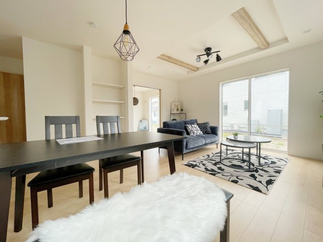 新築戸建・新築建売　郡山市東原一丁目　富田東中・富田小の居間・リビング|生活イメージがしやすいようにモデル家具が設置してあります！