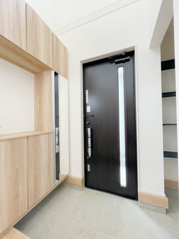 新築戸建・新築建売　郡山市東原一丁目　富田東中・富田小の玄関|鏡付きの玄関収納はお出かけ前の身だしなみチェックもばっちり♪