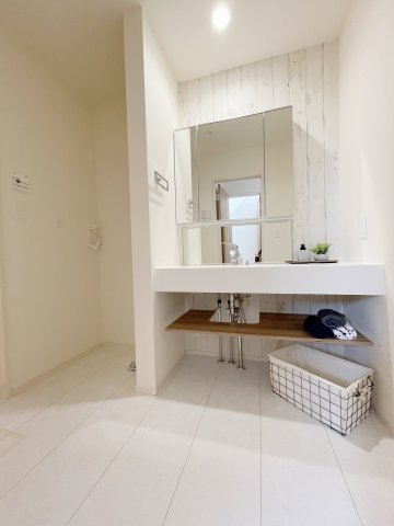 新築戸建・新築建売　郡山市東原一丁目　富田東中・富田小の独立洗面台|おしゃれな造作洗面台！三面鏡の内側にコンセントや収納がついています！