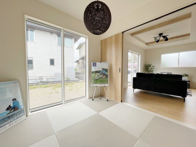 新築戸建・新築建売　郡山市東原一丁目　富田東中・富田小の和室|リビング隣の和室は2枚の片引きとを開放するとさらに広く開放感たっぷり！