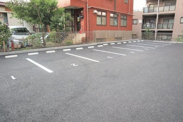 ウィステリア上池袋の駐車場
