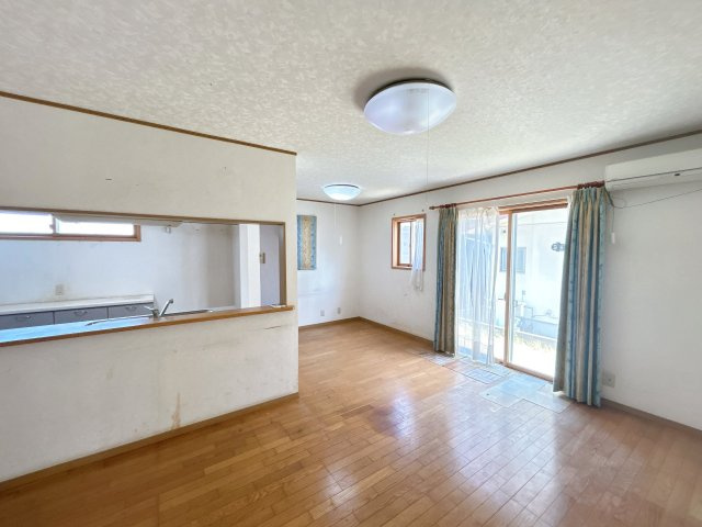 いわき市内郷御台境町五反田 4LDK中古住宅　陽当たり良好！　不動産プラスの居間・リビング|【リフォーム中】約15帖リビング。フローリング重ね張り、天井・壁クロス張替え、建具交換、照明交換、スイッチ・コンセント交換を行います。お気に入りの家具も自由自在に配置できます。
