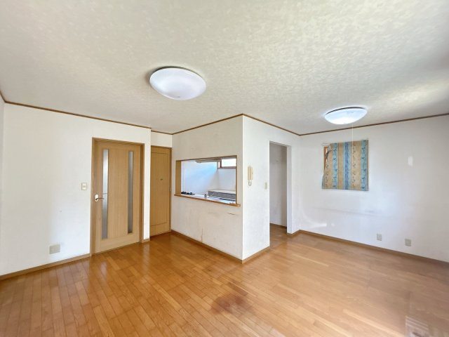 いわき市内郷御台境町五反田 4LDK中古住宅　陽当たり良好！　不動産プラスの居間・リビング|【リフォーム中】約15帖リビング。フローリング重ね張り、天井・壁クロス張替え、建具交換、照明交換、スイッチ・コンセント交換を行います。お気に入りの家具も自由自在に配置できます。