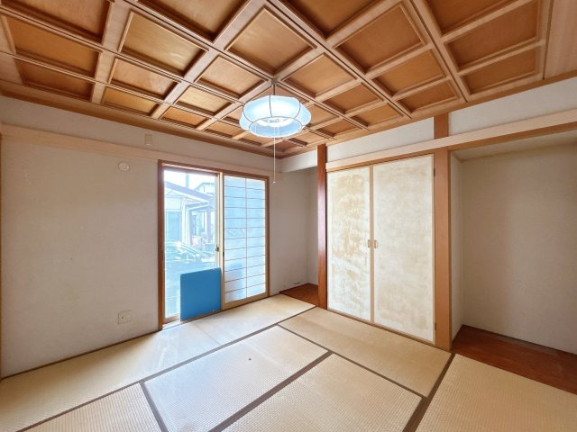 いわき市内郷御台境町五反田 4LDK中古住宅　陽当たり良好！　不動産プラスの洋室|【リフォーム中】1階約7帖洋室へ改装します。フローリング張替え、天井・壁クロス張替え、建具交換、照明交換、スイッチ・コンセント交換、火災警報器設置を行います。