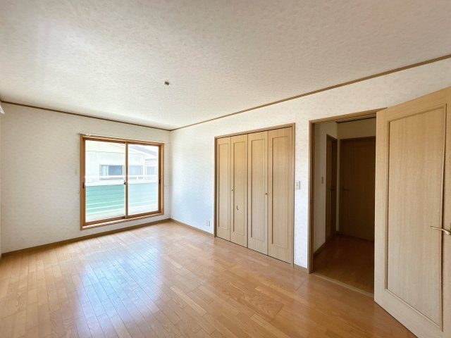 いわき市内郷御台境町五反田 4LDK中古住宅　陽当たり良好！　不動産プラスの洋室|【リフォーム中】2階東側約9帖洋室。フローリング重ね張り、天井壁クロス張替え、建具交換、照明交換、スイッチ・コンセント交換、火災警報器設置を行います。収納付きなのでお部屋を広く使うことができます。