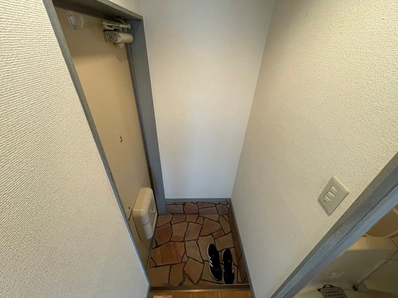 メゾンロワール皇山町 の玄関