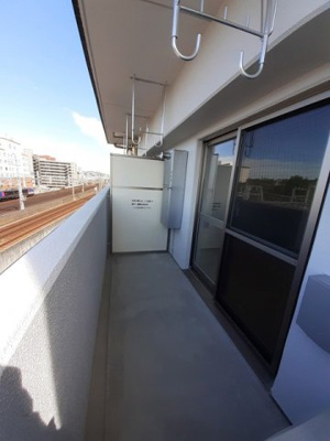 【バルコニー】 | フリーデ明石駅前 | お洗濯にも便利なバルコニー付き