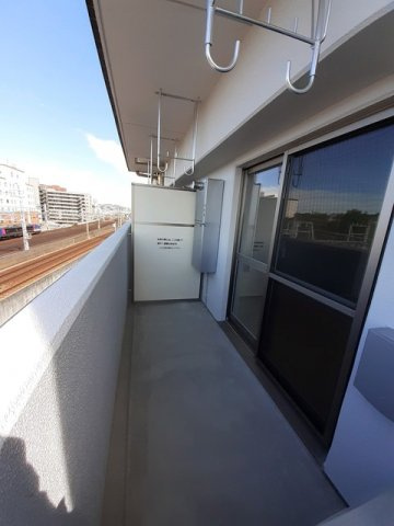【バルコニー】 | フリーデ明石駅前 | お洗濯にも便利なバルコニー付き