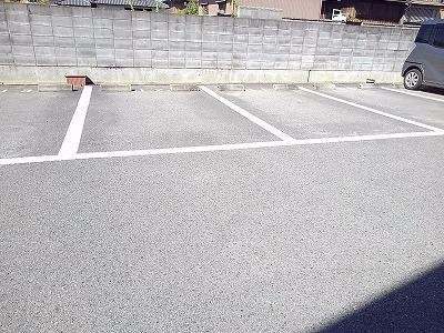 【駐車場】 | クールブラーシェＢ | 駐車場があるので、車を買う予定の方も安心です