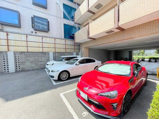 ヴェリテ三国の駐車場