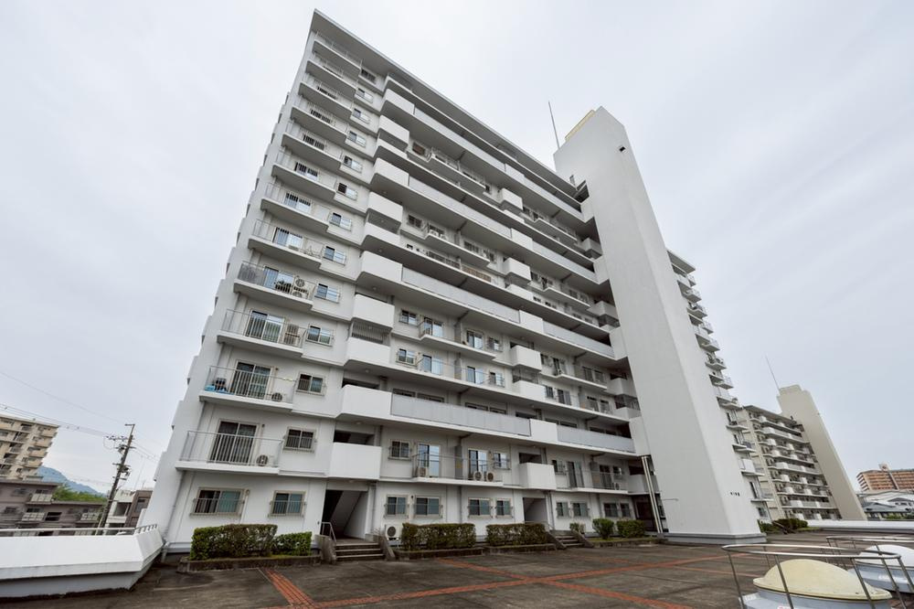 寝屋川東ファミリータウン中1番館の外観|新しい生活にいかがでしょうか？外観はお住まいの顔になります。こだわりたいポイントですね。水回りリフォームやリノベーションも承ってます。
■現地見学・資金計画相談・住宅ローン相談もお問合せ受付中■
