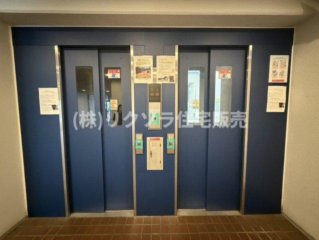 寝屋川東ファミリータウン中1番館のその他共用部分|エレベーター2基
■物件内覧・資金計画相談・住宅ローン相談、リフォーム相談、お問合せ受付中■
※当日・翌日のご内覧、ご相談はお電話でのお問合せがスムーズです！