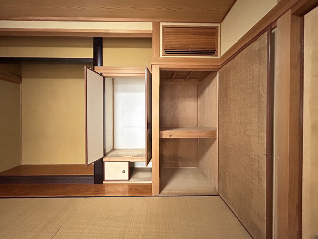 【収納】 | 三里町3丁目売家 | 仏間と隣の押し入れです。しっかりした作りです。