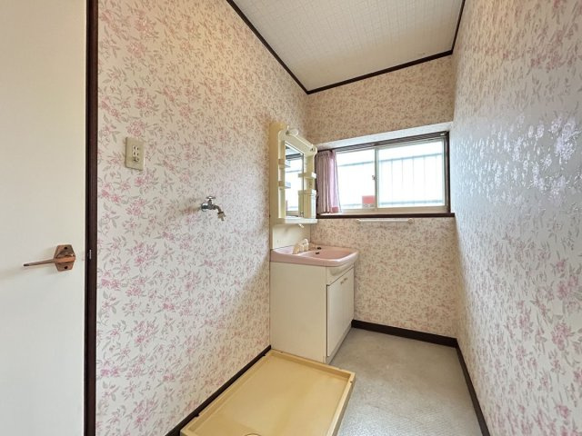 【脱衣所】 | 三里町3丁目売家 | 洗濯パンも設置してあり、使い易い間取りとなっています。