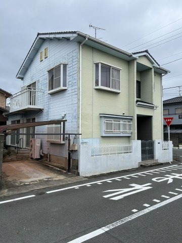 【外観】 | 三里町3丁目売家 | 綺麗な外観です。南側に庭と駐車場があります。
