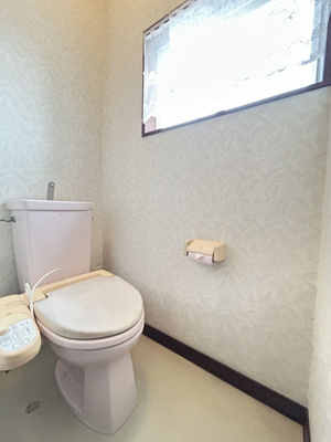 【トイレ】 | 三里町3丁目売家 | ２Fにもトイレがあります。混雑する朝に大変便利です。