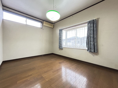 【洋室】 | 三里町3丁目売家 | ２F西側洋室です。2面に採光で明るい仕様です。