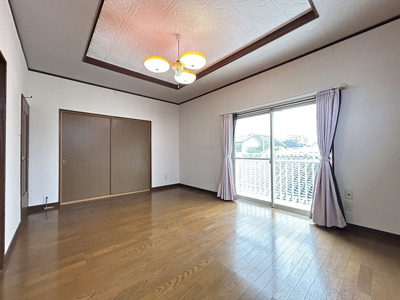 【洋室】 | 三里町3丁目売家 | ２F洋室です。南に窓があり、バルコニーがあります