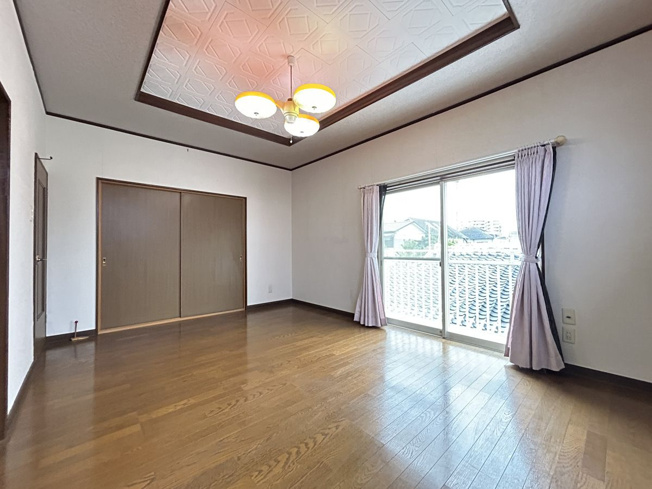 【洋室】 | 三里町3丁目売家 | ２F洋室です。南に窓があり、バルコニーがあります