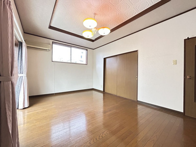 【洋室】 | 三里町3丁目売家 | ２F洋室です。西側にも腰窓があり、LDK同様1日中明るいです