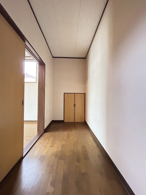 【収納】 | 三里町3丁目売家 | ２F洋室収納です。奥の扉は小屋裏収納の扉です。