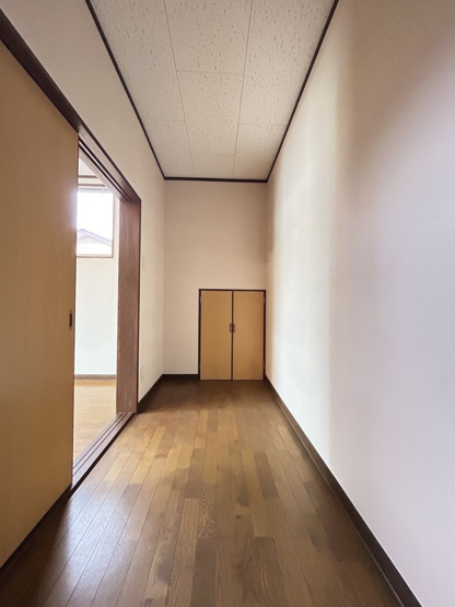 【収納】 | 三里町3丁目売家 | ２F洋室収納です。奥の扉は小屋裏収納の扉です。