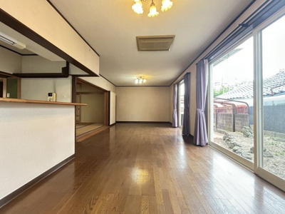【居間・リビング】 | 三里町3丁目売家 | 南側に大きな窓があり、とても明るいLDKです。
