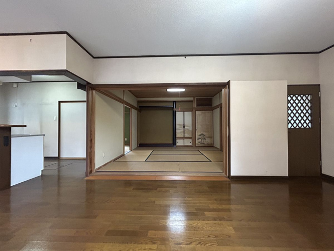 【居間・リビング】 | 三里町3丁目売家 | 隣の和室との建具を開放するとさらに広いLDKとなります。