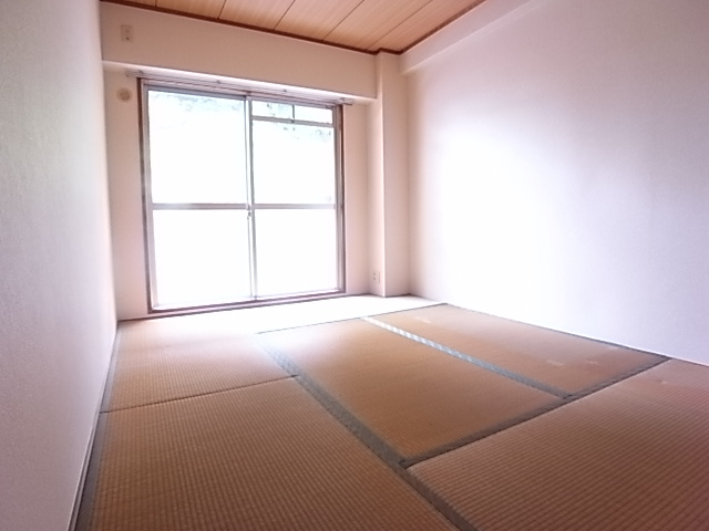 日宝アドニス塩屋の洋室
