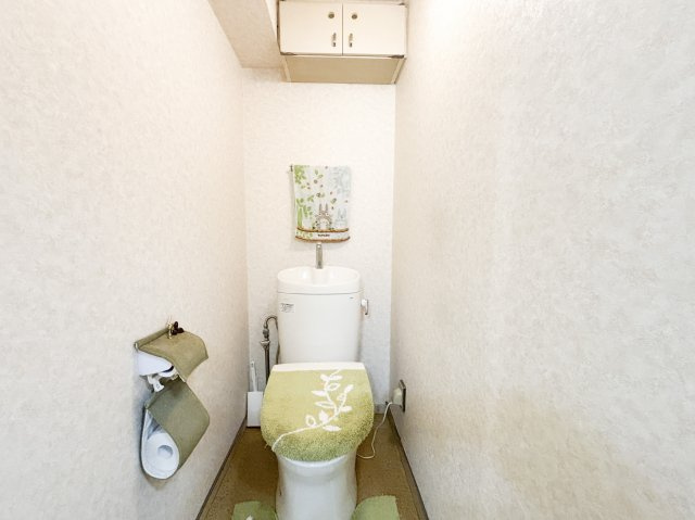 ■美しく整えられたエントランスが、住まいへの期待感を高めます。訪れるたびに心が安らぐ、落ち着いた入り口です。