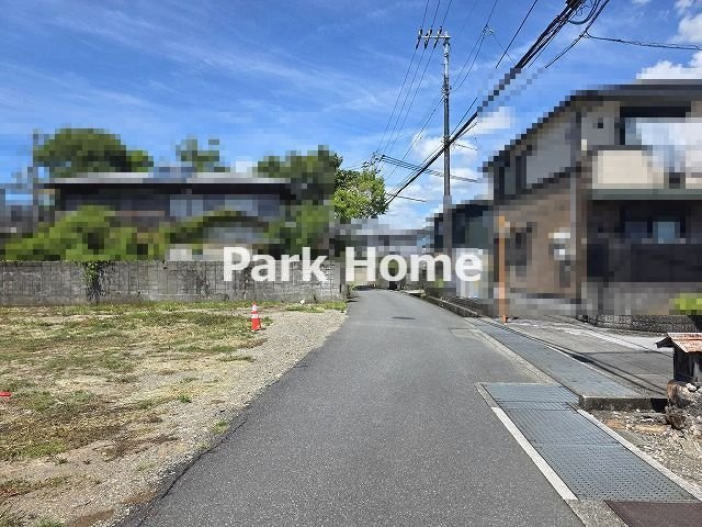 高知市朝倉本町1丁目 ② 新築戸建ての前面道路含む現地写真
