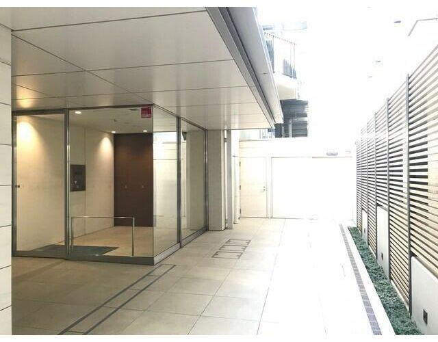 ドレッセ目黒大橋プレヴィのエントランス