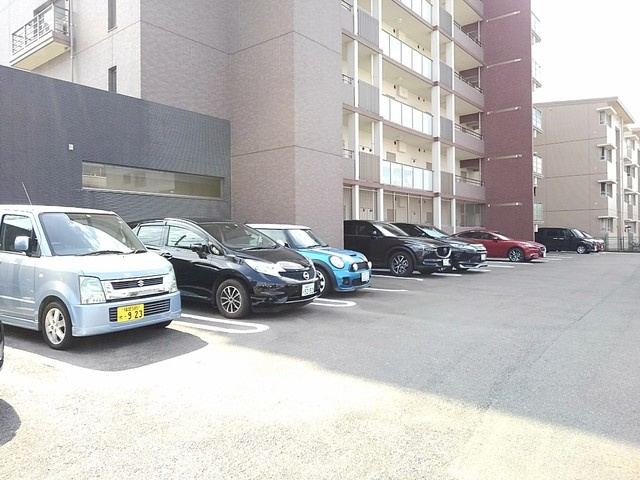 フォレスタ春日の駐車場