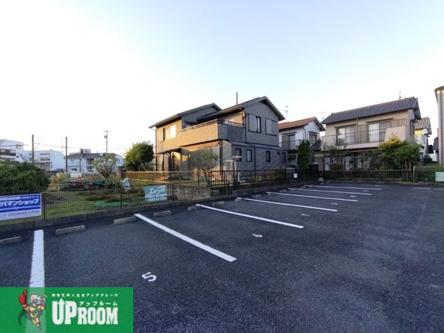 フォンテーヌB棟の駐車場