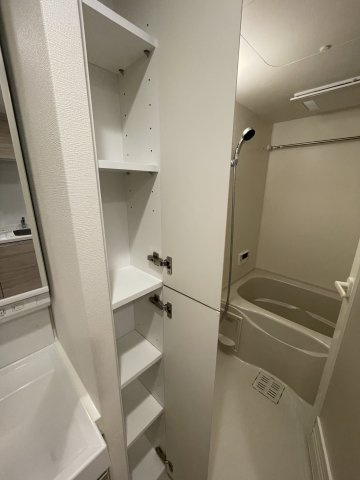 Dimus北浜の浴室|同物件反転のお部屋の写真でございます。
間取り図を参照してください。