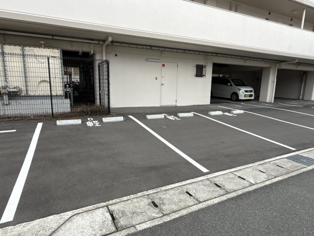 シャトー日東Aの駐車場