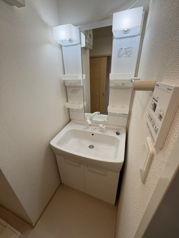 【洗面所】 | ピュア　ファウンテン　ヴィラⅢ | 明るい洗面所です