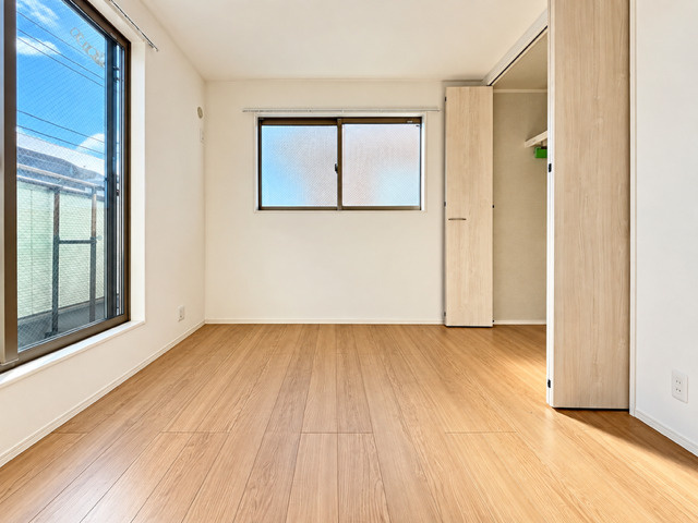 世田谷区喜多見3丁目の洋室|ナチュラルな木目と上品な色合いが魅力的な居住スペースは、住む人の心を自然とおだやかにします。毎日の暮らしの中で長時間を過ごす住まいだからこそ、そのような空間性にこだわっております♪