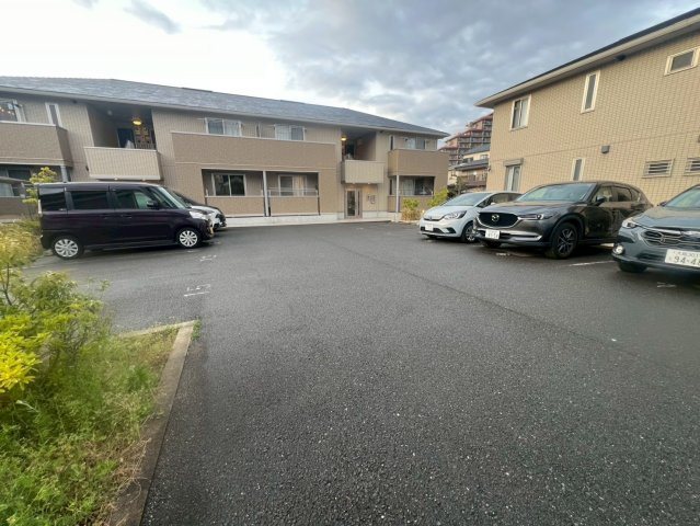 リューグロワールA棟の駐車場