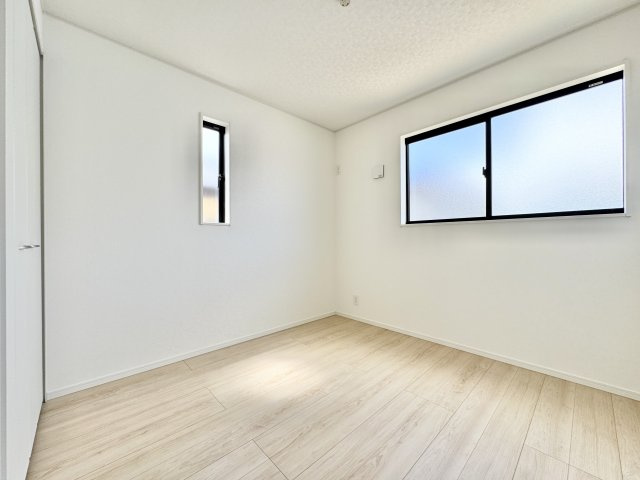 富塚町 第1の洋室|2階 約5.25帖のお部屋も二面採光で明るく、書斎や在宅ワークのお部屋にいかがでしょうか。