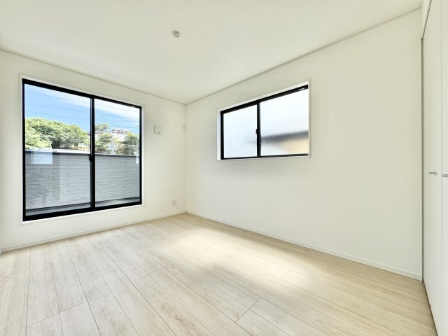 富塚町 第1の洋室|2階 約6.5帖のお部屋は大きな窓があり、こちらも二面採光で明るく気持ちの良い風が吹き抜けます♪