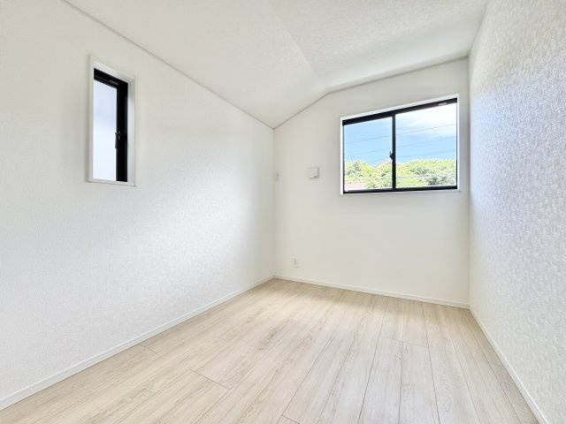 富塚町 第1の洋室|2階 約4.5帖のお部屋も二面採光で明るく、こちらもお子様のお部屋にピッタリです♪