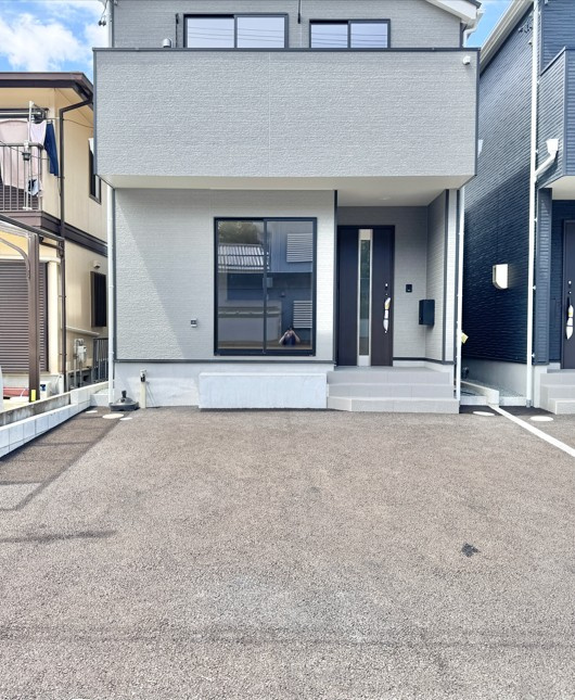富塚町 第1の駐車場|こちらは駐車スペースになります。車種にもよりますが、2台駐車可能となっております。