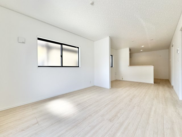 富塚町 第1の居間・リビング|白を基調とした木目の床がナチュラルな明るい17.5帖の広々リビングです♪