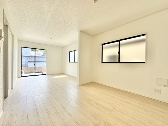 富塚町 第1の居間・リビング|リビングには窓が沢山あり、とても明るい空間でどんなインテリアも映えますよ☆
