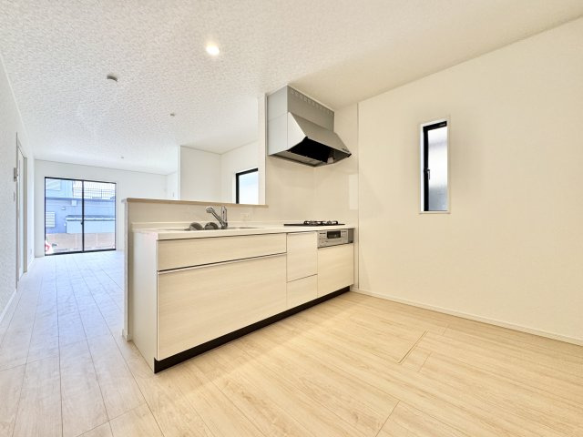富塚町 第1のキッチン|キッチンもリビング同様でナチュラルな色合いで明るく、お子様と一緒に並んでも十分な広さになります。